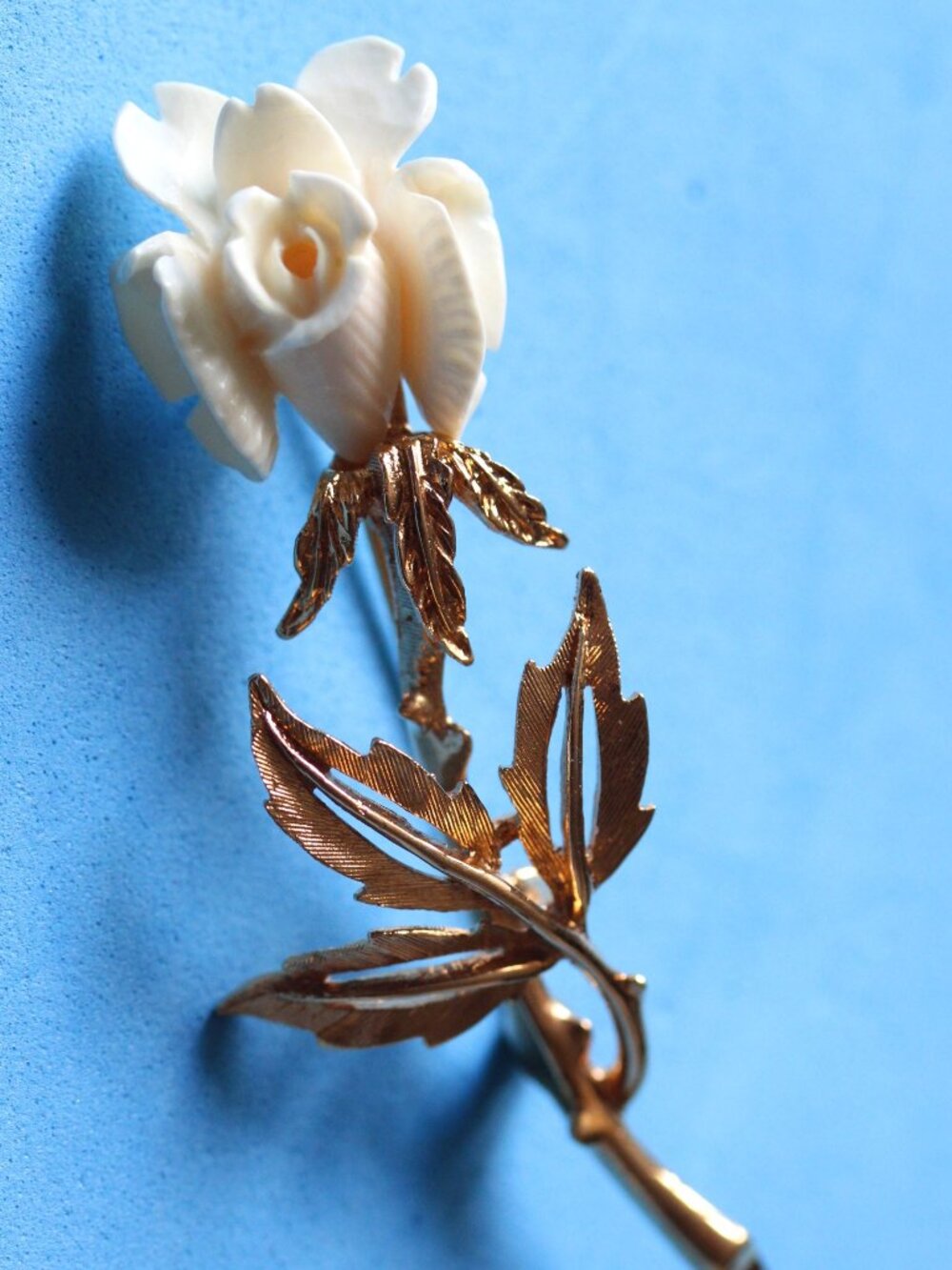 1950-S BOUCHER VINTAGE HAND СARVED CREAM FAUX IVORY AND GOLD TONE ROSE BROOCH N